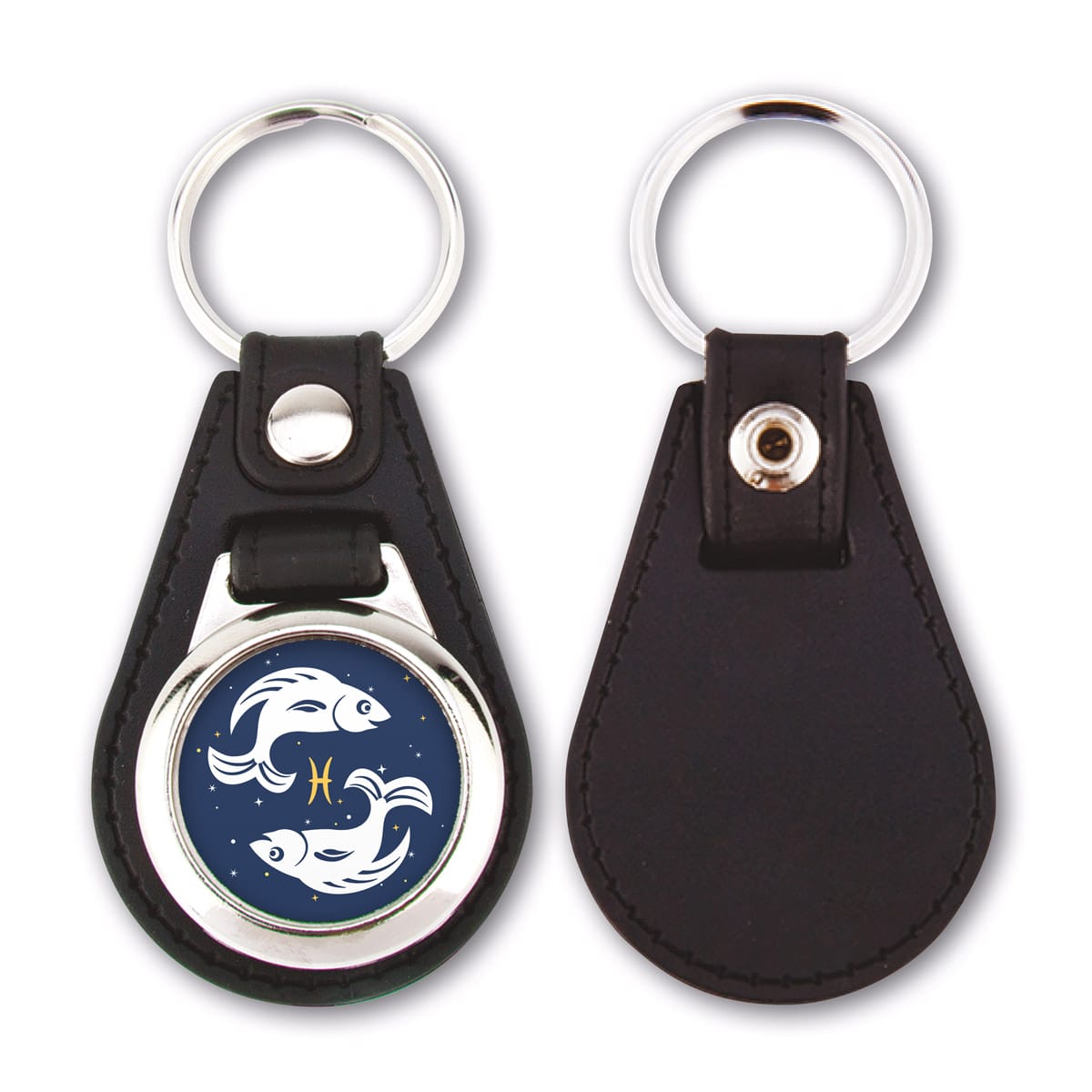 Zwei schwarze Leder-Schlüsselanhänger: einer mit Widder-Symbol auf einem runden Metalleinsatz, der andere mit Rückseitendarstellung.