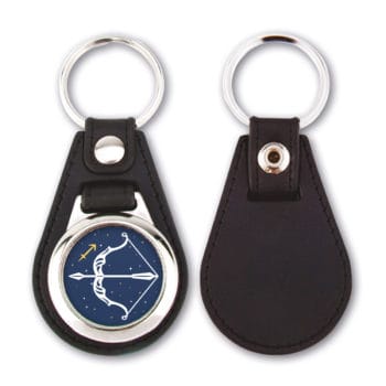 Zwei schwarze Leder Sternzeichen Widder Schlüsselanhänger: einer mit weißer Schleife/Pfeil auf blauen Sternen, einer zeigt die Rückseite.