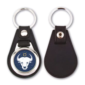 Zwei schwarze Leder-Schlüsselanhänger, einer mit dem Sternzeichen Widder.