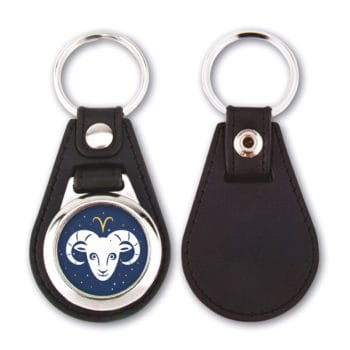 Zwei Sternzeichen Widder aus schwarzem Leder als Schlüsselanhänger: einer mit einem weißen Widder auf blauem Grund, einer mit der Rückseite.