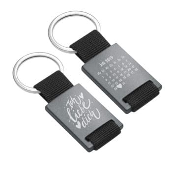 Set aus zwei Schlüsselanhängern: einer mit "Ich Liebe Dich" und einer mit einem Kalender für Juli 2019.