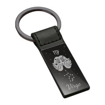 Schwarzer Schlüsselanhänger mit eingraviertem Widder-Sternzeichen, Sternbild, Sternen und einem stilisierten Widdergesicht.