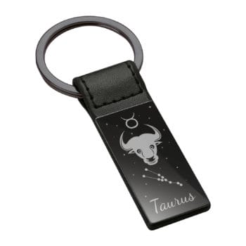 Edler Anhänger mit Sternzeichen Widder (Aries) auf Metall- und Lederetikett mit Widder-Illustration und Beschriftung.