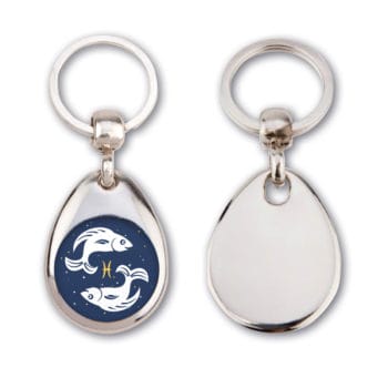 Zwei silberne Schlüsselanhänger: einer mit Widder-Symbol und Widder-Motiv, einer einfarbig, beide auf weißem Hintergrund.