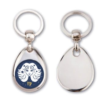 Zwei silberne Schlüsselanhänger; einer zeigt das Widder-Sternzeichen, der andere ist leer.