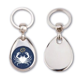 Ein silberner Schlüsselanhänger mit dem Widder-Symbol und einem Widder-Motiv auf blauem Hintergrund.