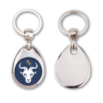 Zwei silberne Schlüsselanhänger, einer mit einem Widder-Symbol auf dunkelblauem Hintergrund; die Rückseite ist leer.