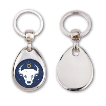 Zwei silberne Schlüsselanhänger: einer mit Widder-Symbol und marineblauem Hintergrund, der andere schlicht.