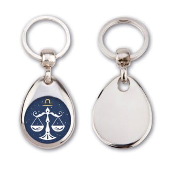 Zwei silberne Schlüsselanhänger; auf der einen Seite ist das Widder-Symbol abgebildet, die andere Seite ist glänzend und leer.