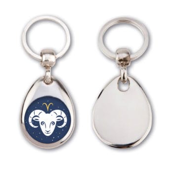 Zwei silberne Widder-Schlüsselanhänger: eine Seite zeigt einen weißen Widderkopf und Sterne, die andere Seite ist leer.