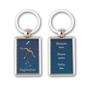 Zwei rechteckige Pisces-Metall-Schlüsselanhänger, beidseitig graviert, deutscher Text auf blauem Hintergrund.