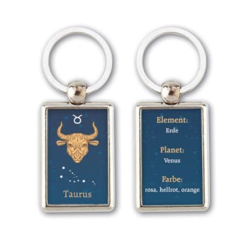 Zwei silberne Schlüsselanhänger zeigen die Tierkreiszeichen der Fische; auf der einen Seite sind Fische, auf der anderen deutsche Tierkreiszeichen abgebildet.