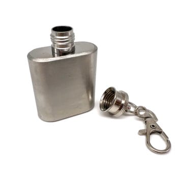 Flachmann Schlüsselanhänger mit Gravur: kleiner Metallflachmann mit Schraubdeckel und Schlüsselclip auf weißem Hintergrund.