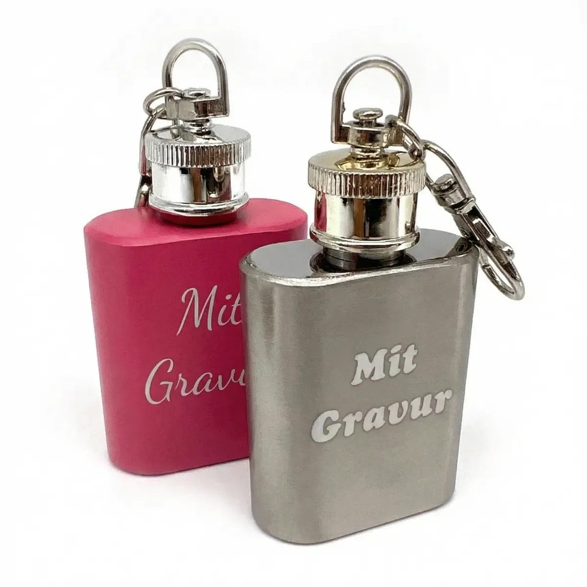 Zwei Flachmann Schlüsselanhänger mit Gravur, pink und silber, jeweils mit Schraubverschluss und Schlüsselanhänger.