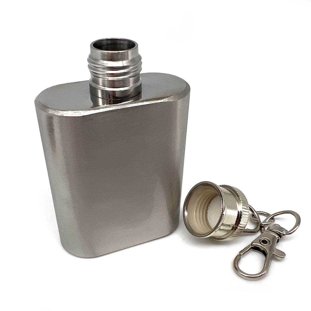 Kleine silberne Metallflasche mit offenem Schraubverschluss und Schlüsselanhänger-Clip, abgebildet auf weißem Hintergrund.