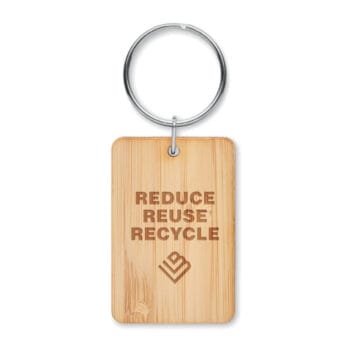 Der Schlüsselanhänger "ANGLEBOO" ist ein hölzerner Schlüsselanhänger mit der Gravur "REDUCE REUSE RECYCLE" und einem geometrischen Logo darunter.